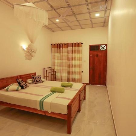 Julia Safari Inn Tissamaharama Bagian luar foto