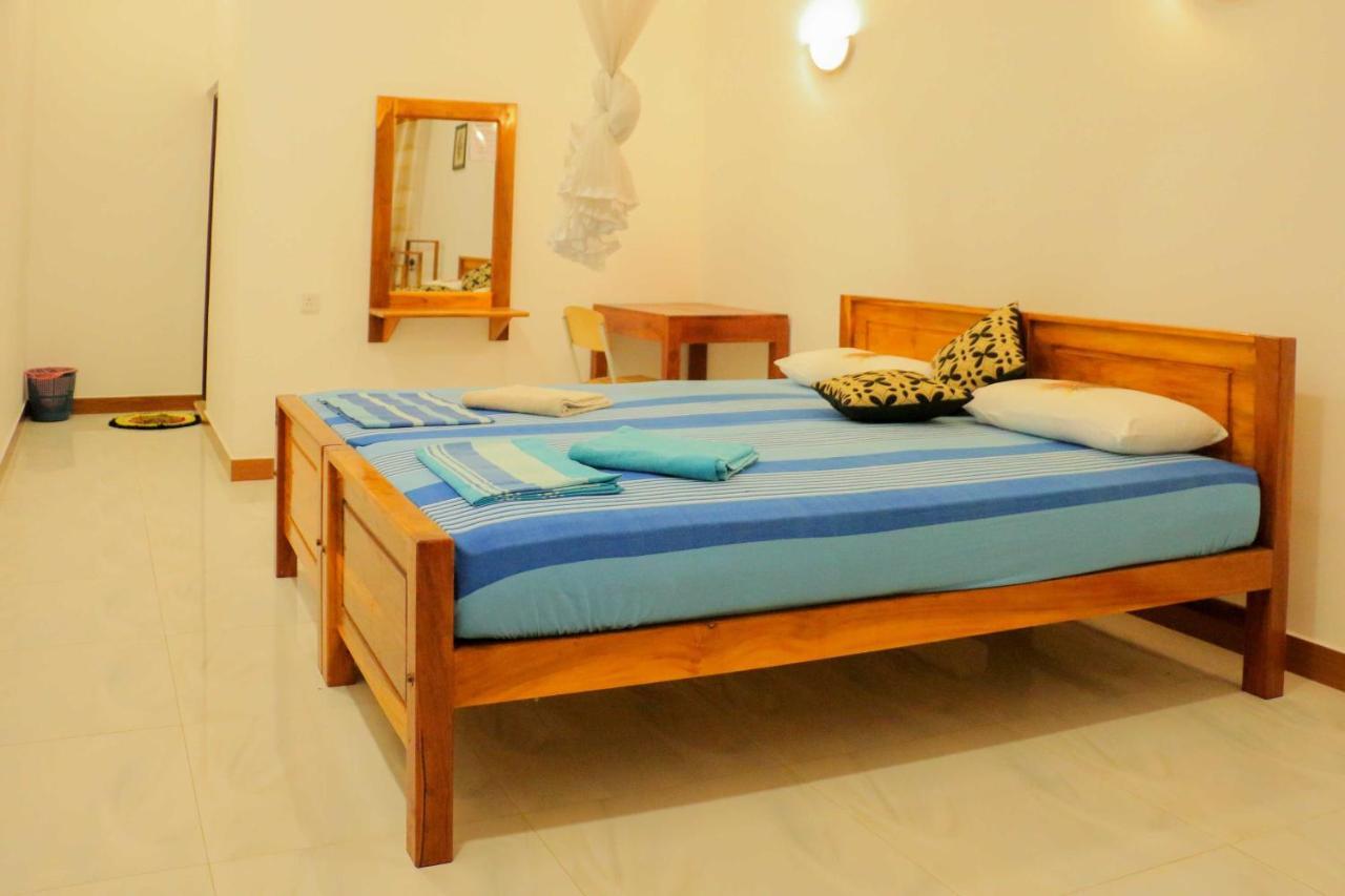 Julia Safari Inn Tissamaharama Bagian luar foto