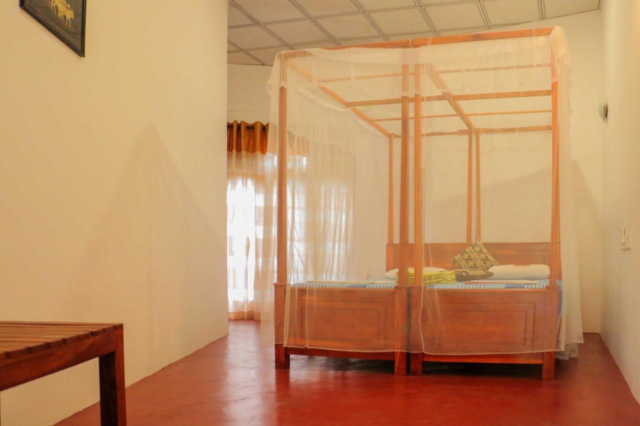 Julia Safari Inn Tissamaharama Bagian luar foto