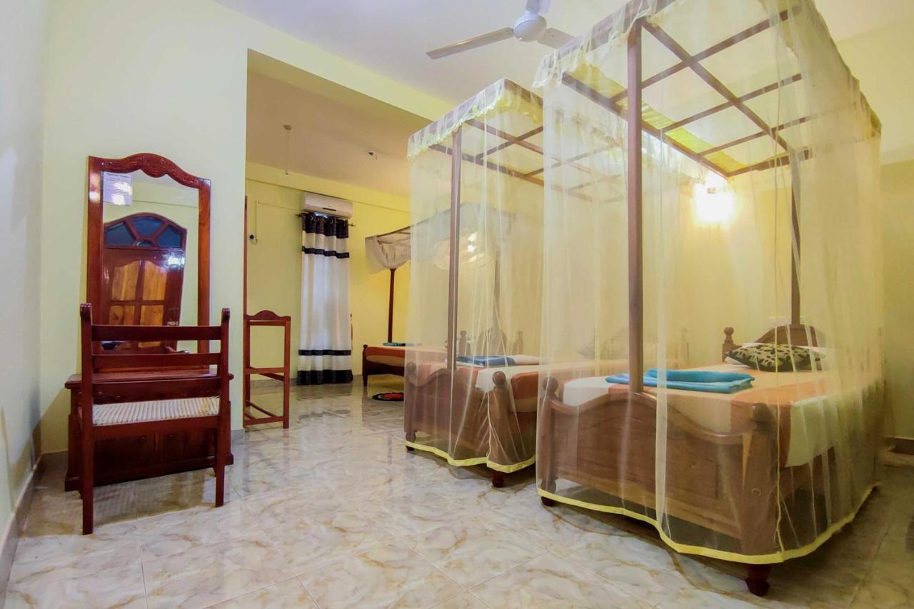 Julia Safari Inn Tissamaharama Bagian luar foto