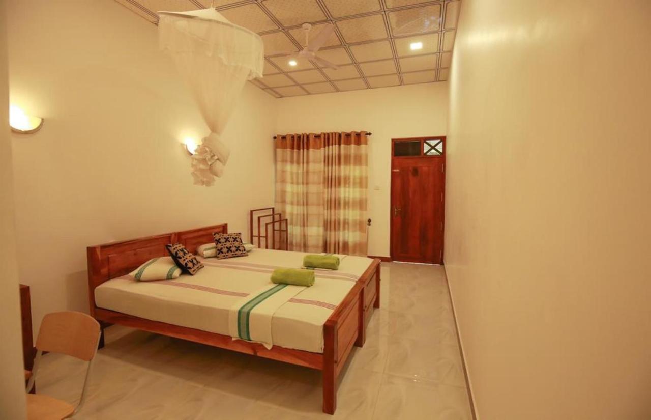 Julia Safari Inn Tissamaharama Bagian luar foto